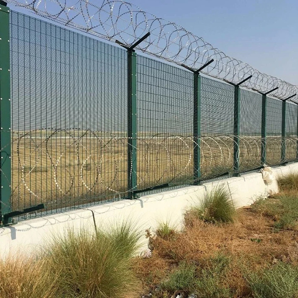 Hot-dipped-Galvanized-358-Wire-Mesh-Anti-Climb-Hig-Security-Fencing.webp (9)
